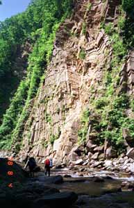 The rock wall which a slender crack like a pillar developed into